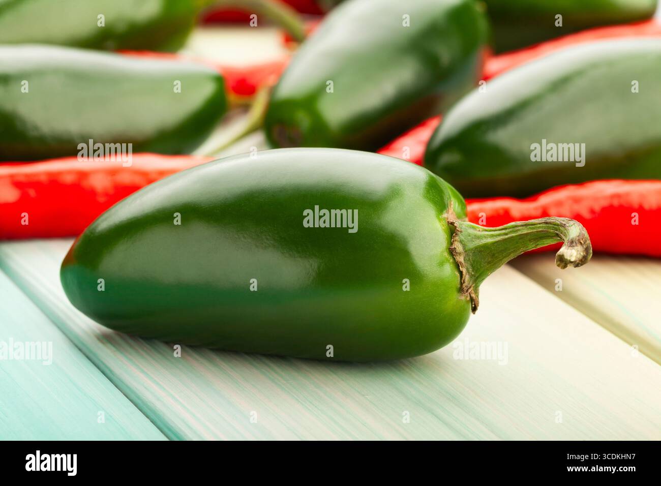 jalapeno Chili-Pfeffer auf Holzhintergrund Stockfoto