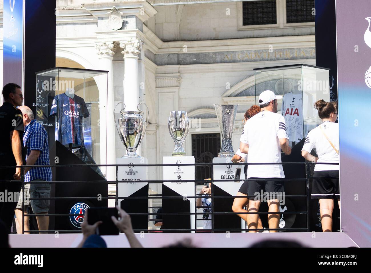 Udine, Italien, 13. August 2025: Die Pokale Champions League, Super Cup und Europa League werden gemeinsam im Stadtzentrum von Udine für Fans ausgetragen. Stockfoto