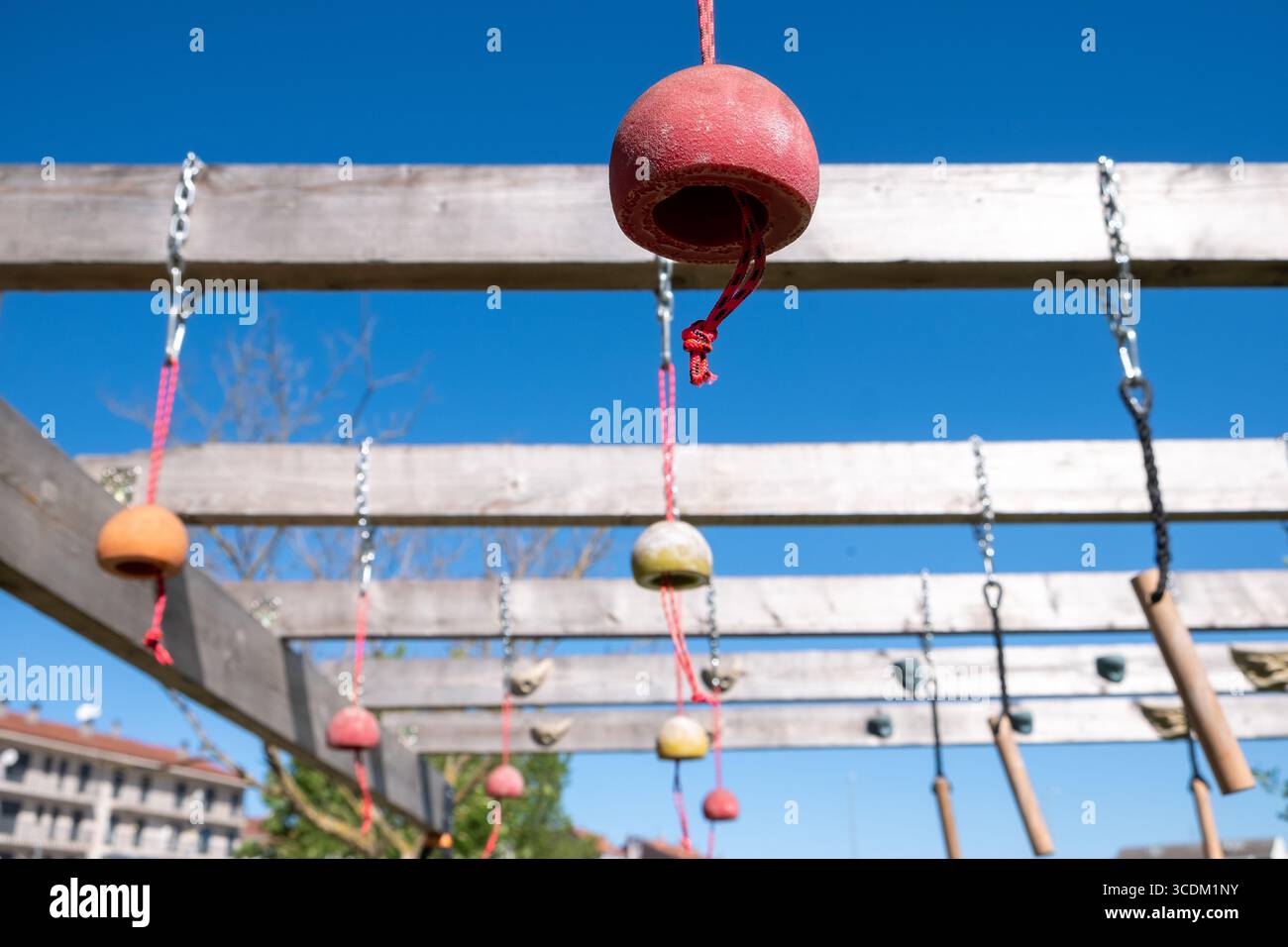 Eine Holz- und Metallstruktur für ein Fitness-Boot-Camp an einem sonnigen Tag gesundes Lifestyle-Konzept Stockfoto