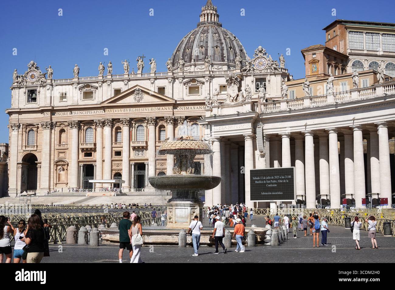 Rom, Italien - 12. Juli 2025; Petersdom unter dem blauen Himmel in der Vatikanstadt , Rom, Italien Stockfoto