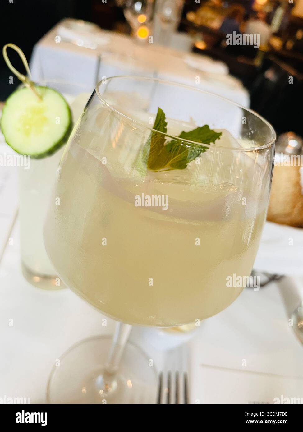 Docks Oyster Bar in Midtown East bietet eine Auswahl an feinen Meeresfrüchtegerichten und Cocktails, NYC, USA, 2025 - Smartphone-aufgenommenes Stockfoto