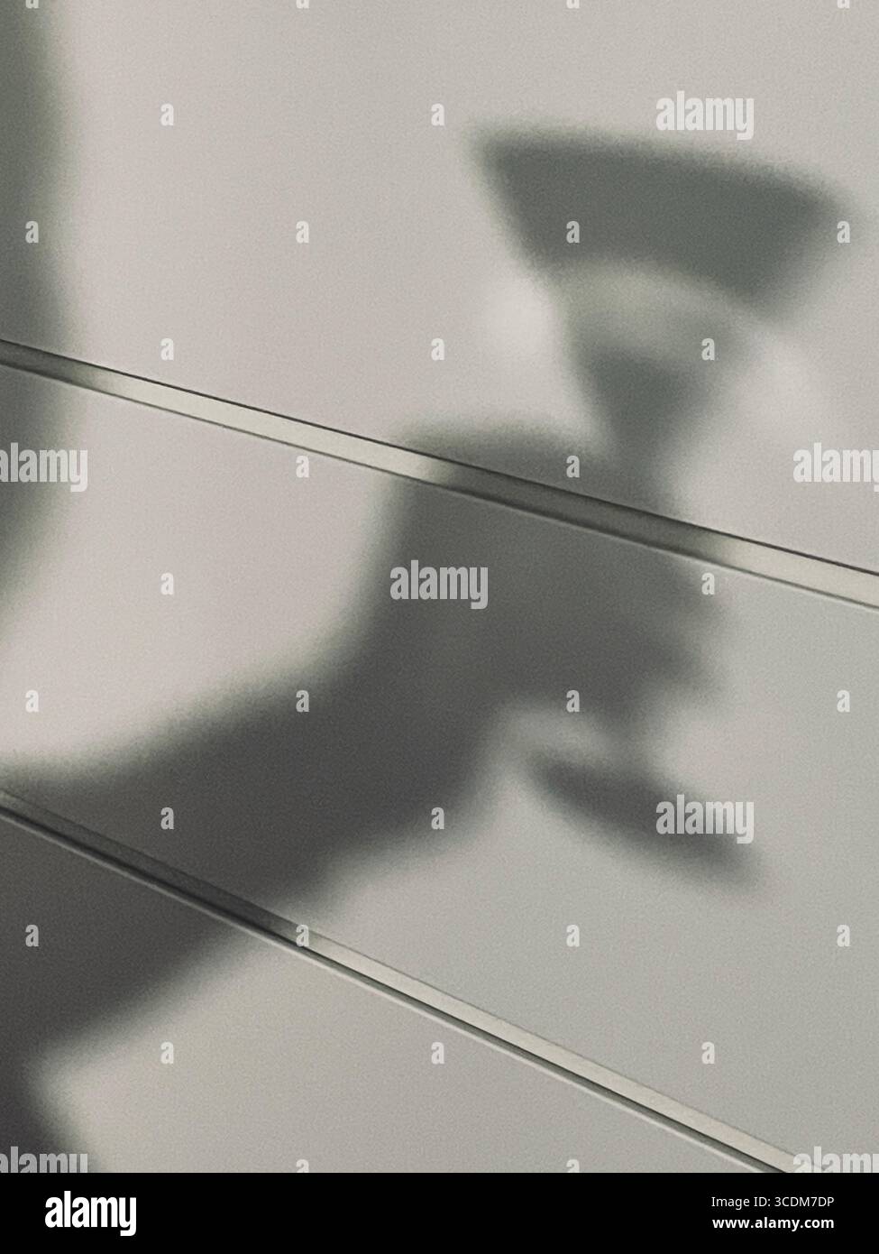 Silhouette der Hand, die Martini-Glas Stockfoto