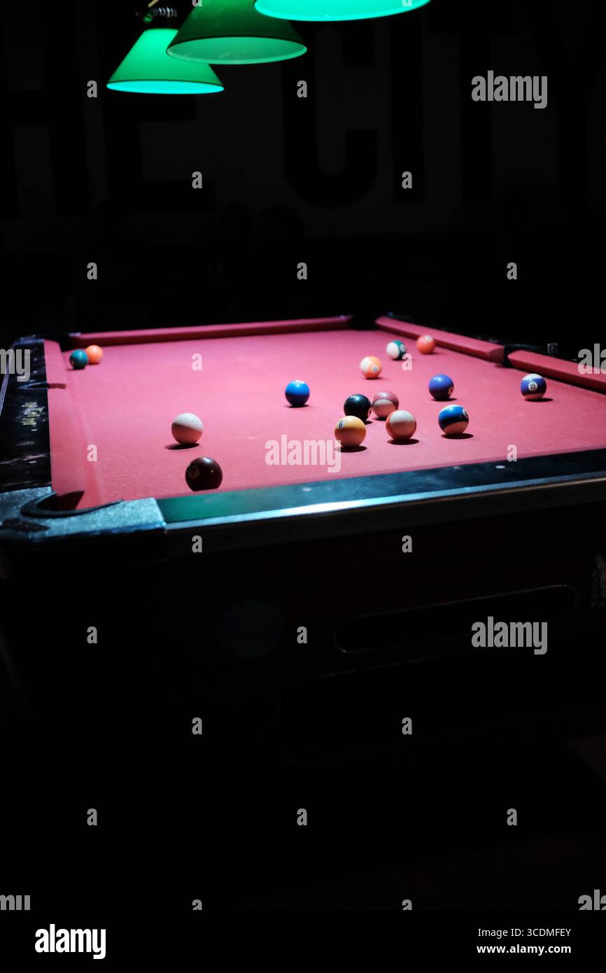 Gedimmter Billardtisch in einer Bar Stockfoto