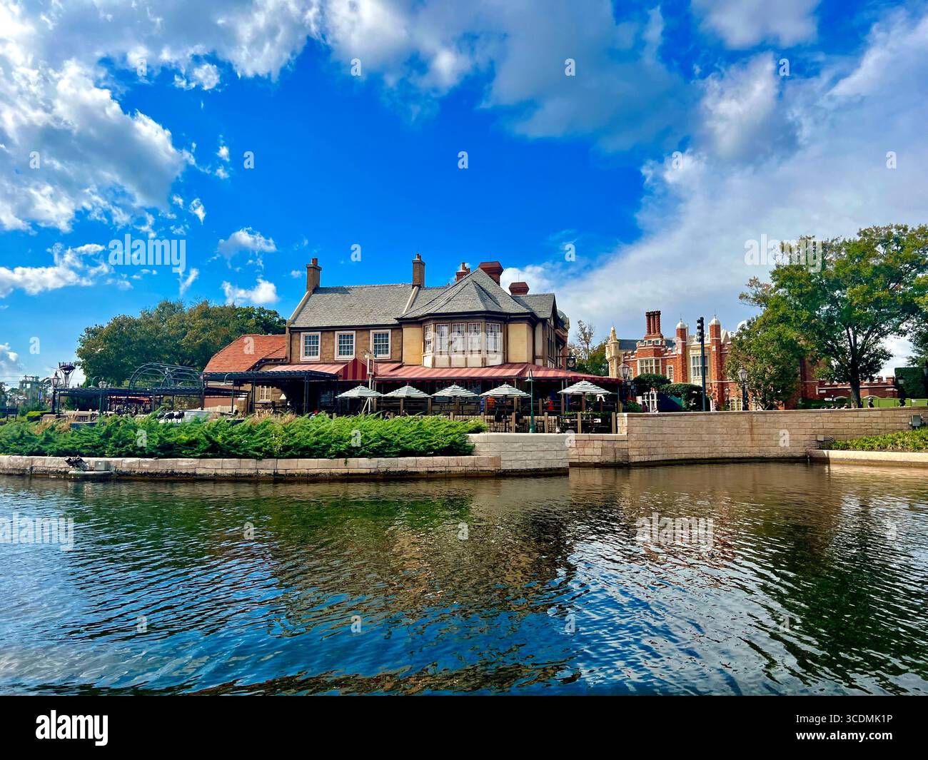 United Kingdom Pavillion in Epcot, Blick vom World Showcase Laggon - Smartphone-aufgenommenes Stockfoto