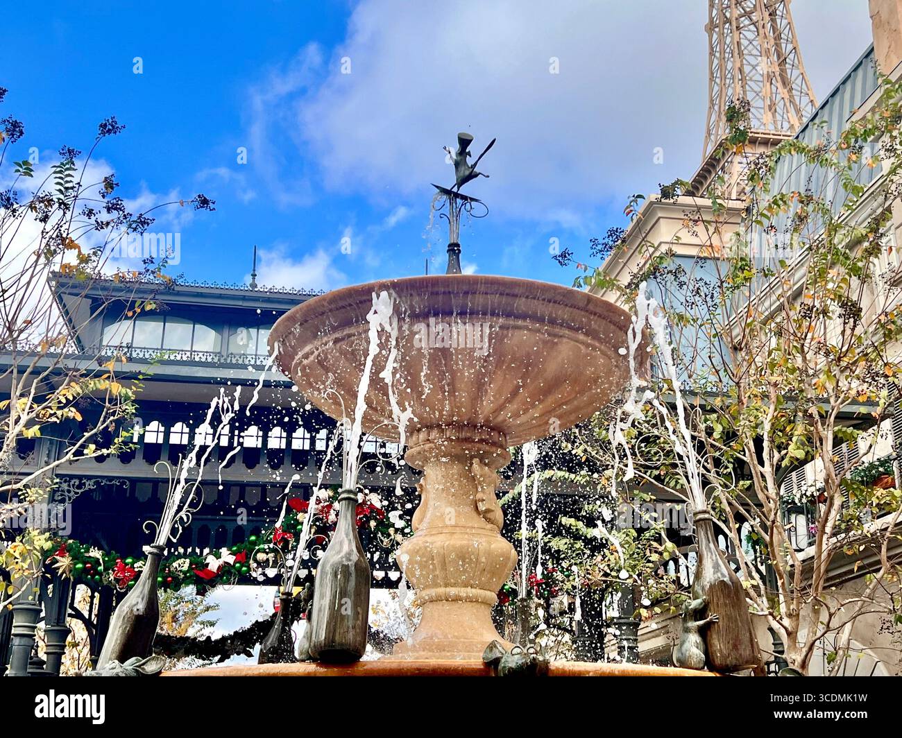 Der skurrile Remy Fountain im France Pavilion of Epcot, Walt Disney World, hat Champagnerflaschen, die Wasser herausschießen. - Smartphone-aufgenommenes Stockfoto