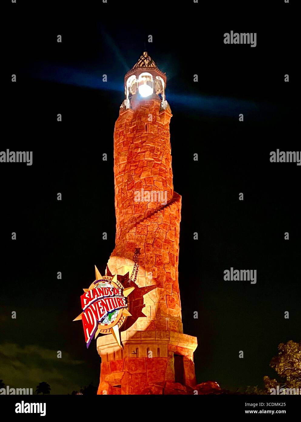 Leuchtturm am Eingang von Islands of Adventure, Universal Orlando Resort Complex, Florida - Smartphone-aufgenommenes Stockfoto