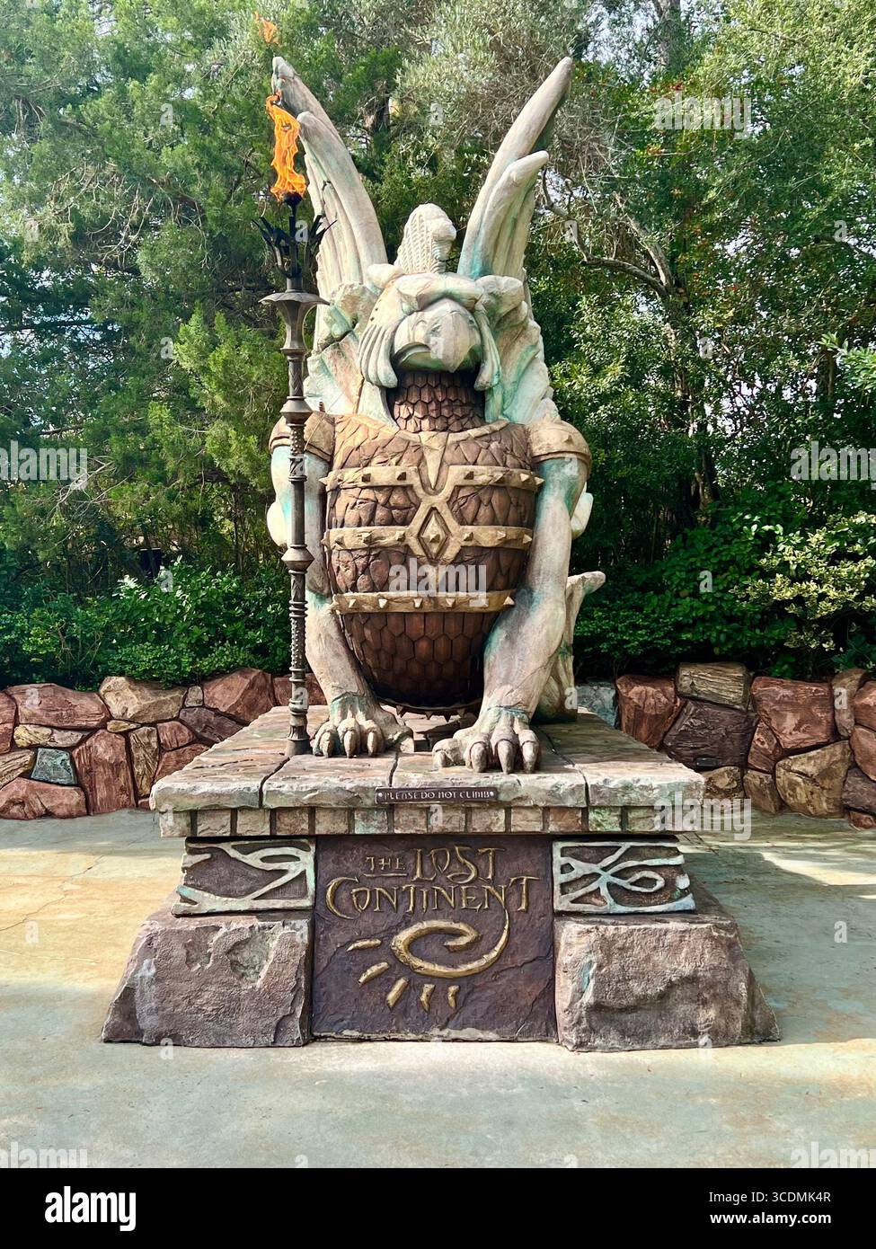 Eine griffin-Statue am Eingang zum Abschnitt Lost Continent des Freizeitparks Islands of Adventure von Univeral Orlando. - Smartphone-aufgenommenes Stockfoto