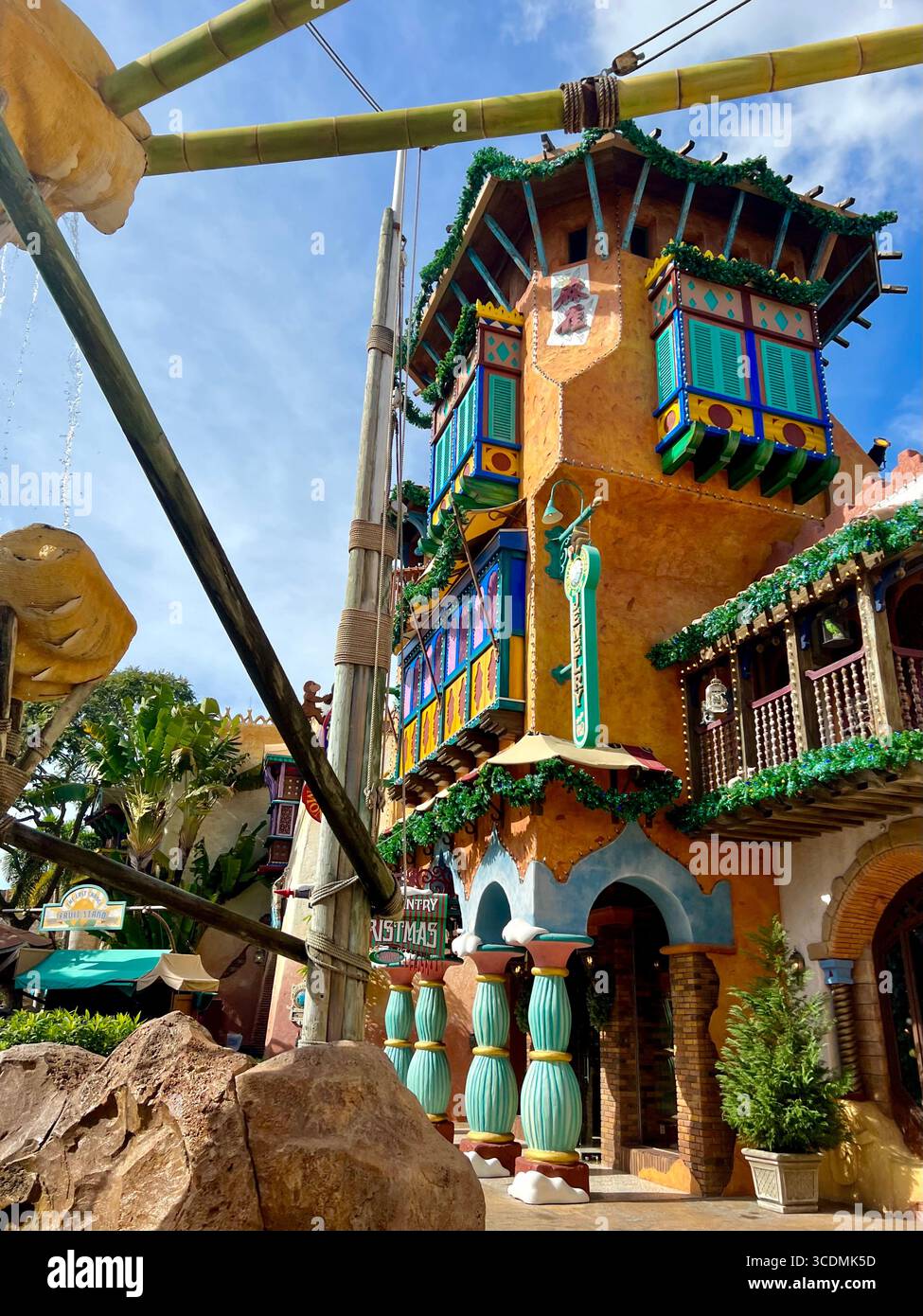 Farbenfrohes Gebäude im Islands of Adventure Park, Teil des at Universal Orlando Resort Complex. - Smartphone-aufgenommenes Stockfoto