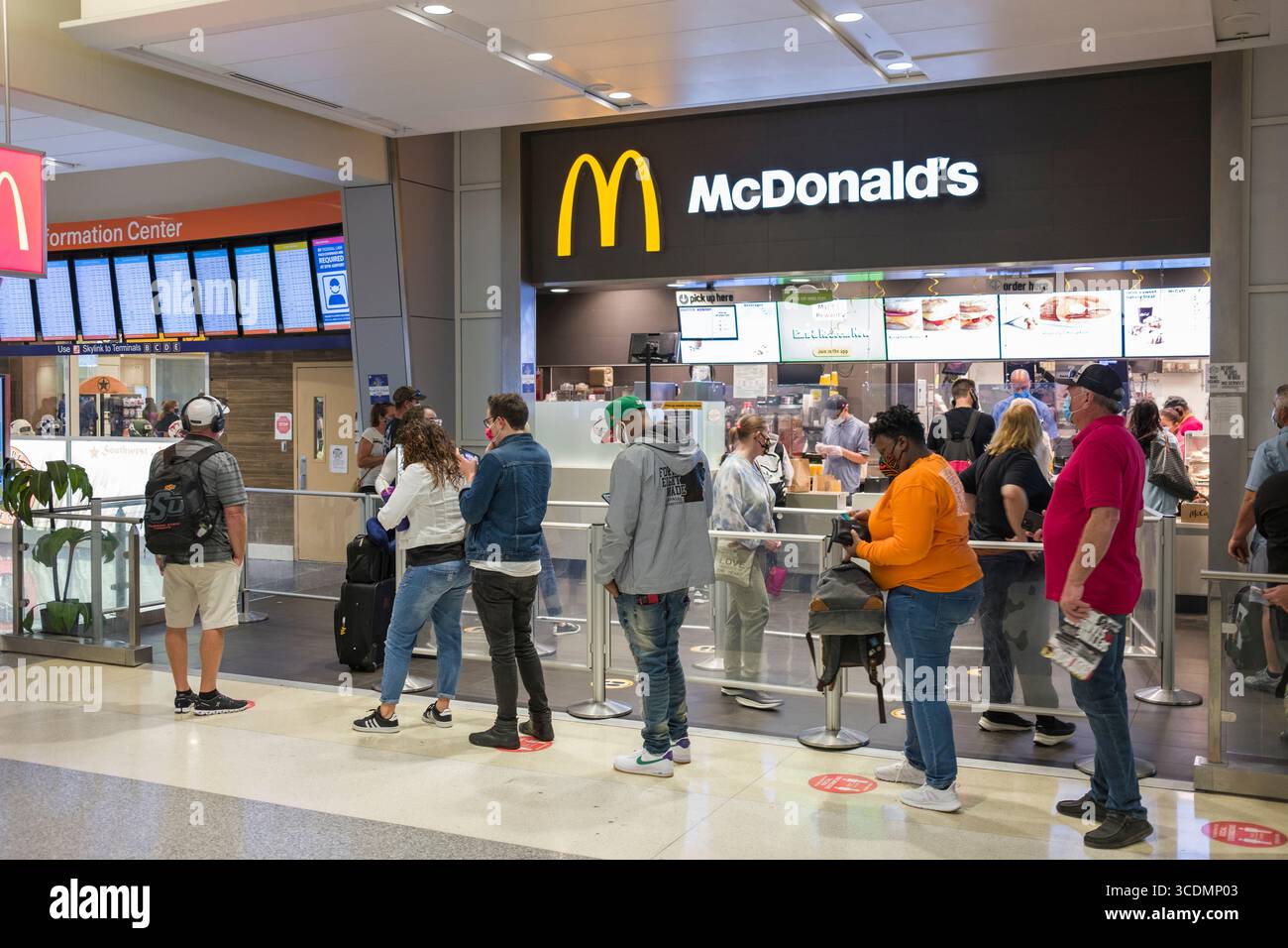 Leute in der Schlange, die im McDonald's Restaurant in Terminal A am Dallas/Fort Worth International Airport, Tarrant County, Texas, Fast Food bestellen Stockfoto