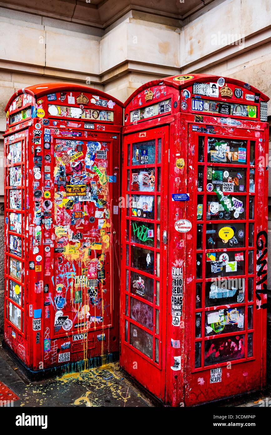 Graffiti-bedeckte Red British Phone-Kabinen in Urban London Stockfoto