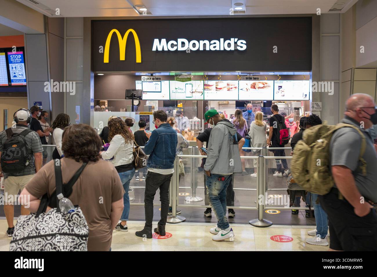 Leute in der Schlange, die im McDonald's Restaurant in Terminal A am Dallas/Fort Worth International Airport, Tarrant County, Texas, Fast Food bestellen Stockfoto