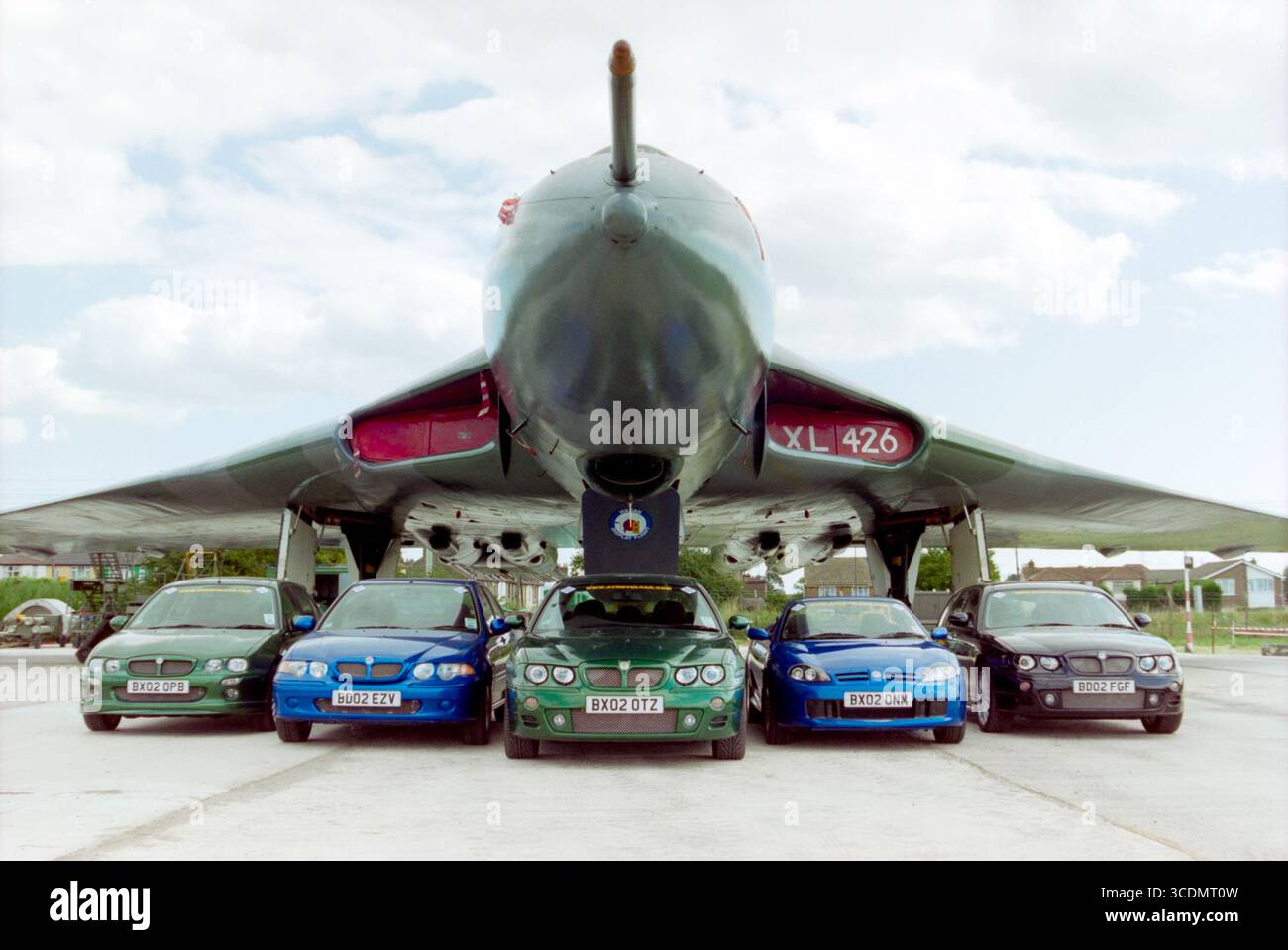 Die Fahrzeuge DER MG Rover Group 2002 wurden vor dem Avro Vulcan B2 XL426 am Flughafen Southend als Bestes britisches Thema ausgestellt. Stockfoto