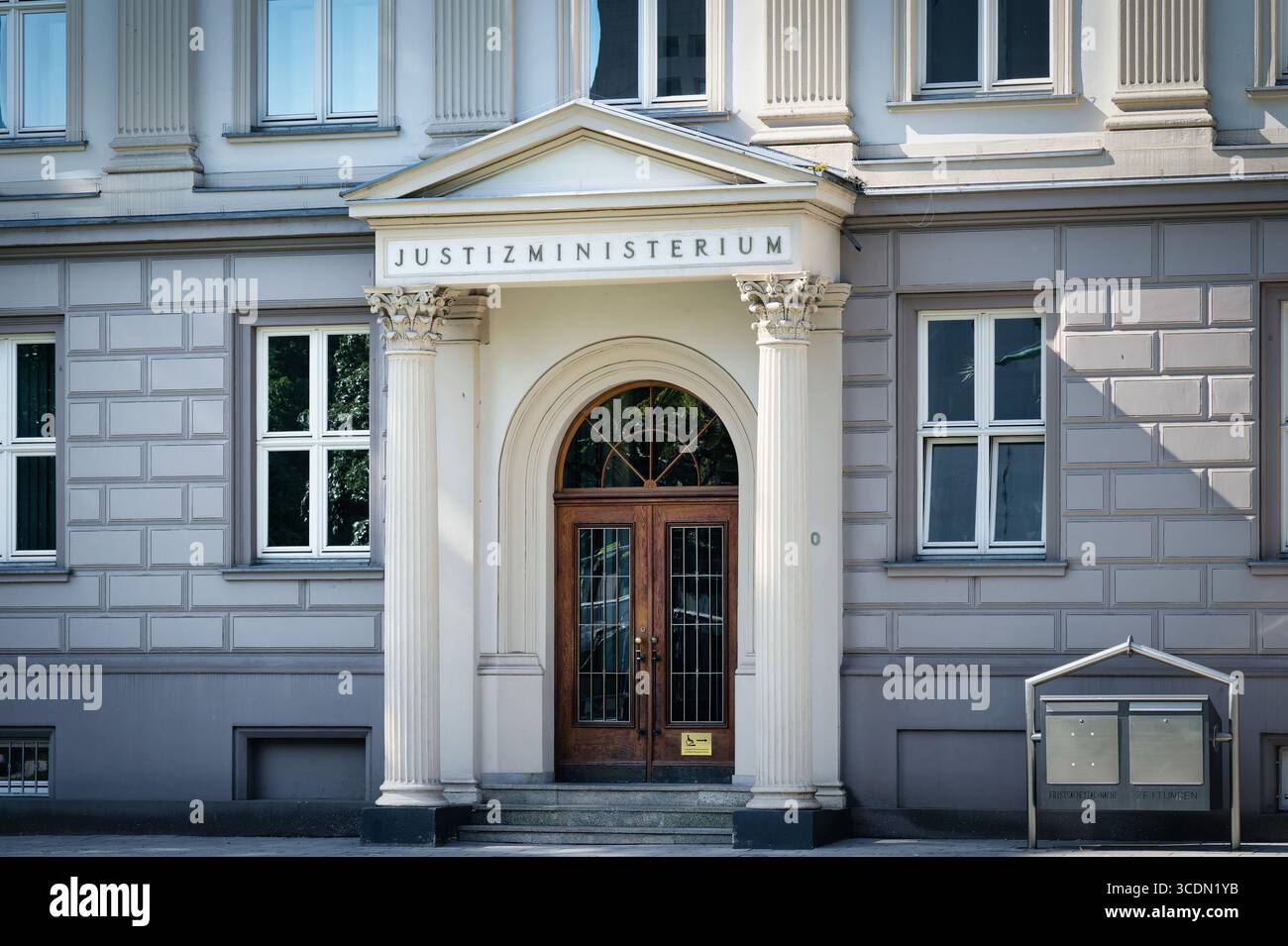 Düsseldorf, Deutschland 11. August 2025: Eintritt In Das Nordrhein-Westfälische Justizministerium In Düsseldorf, Das Sich Im Ehemaligen Gouvernement Befindet Stockfoto