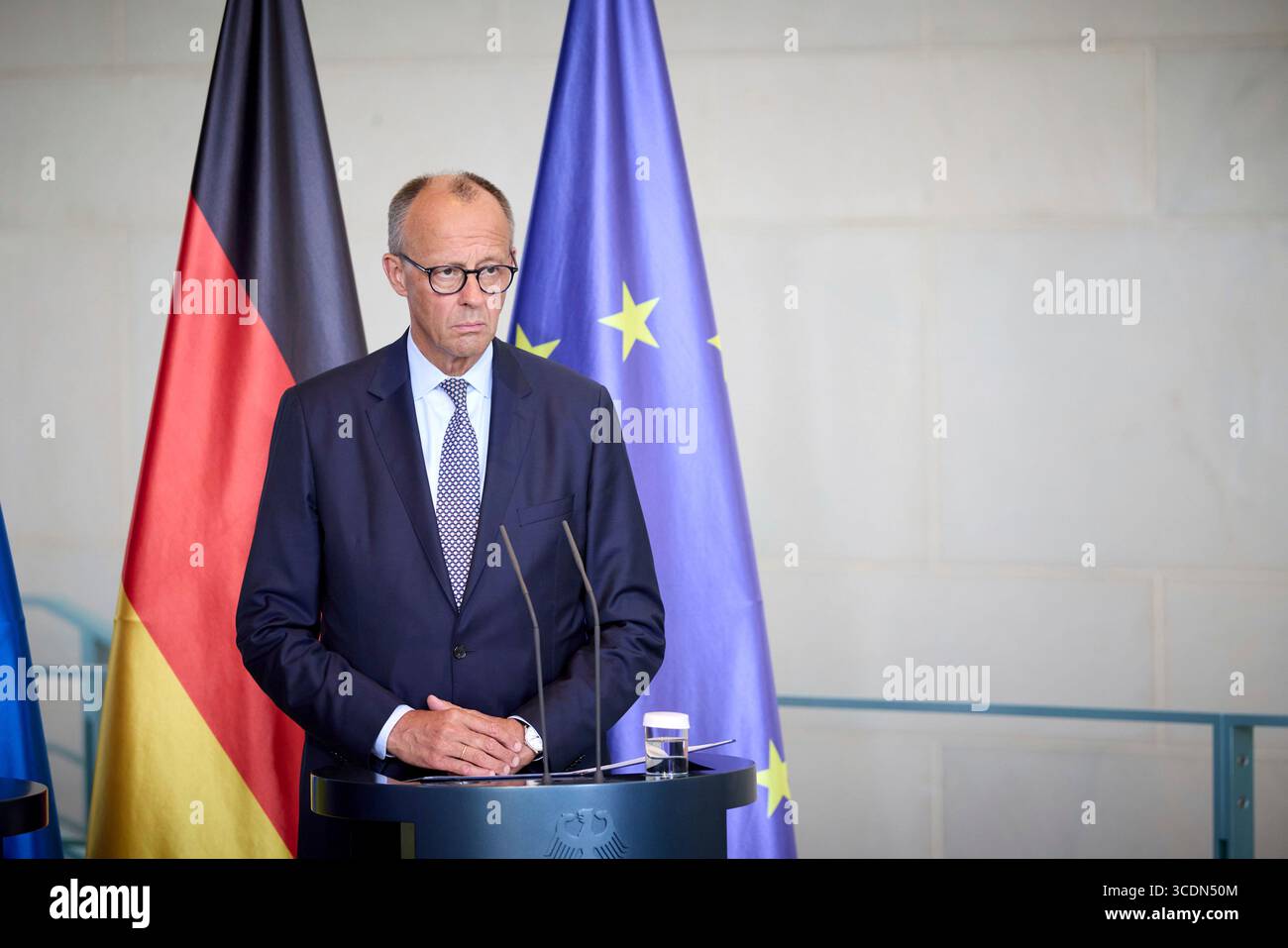 Berlin, Deutschland. August 2025. Bundeskanzler Friedrich Merz hört eine Frage während einer gemeinsamen Pressekonferenz mit dem ukrainischen Präsidenten Wolodymyr Zelenskyj im Kanzleramt am 13. August 2025 in Berlin. Das Briefing folgte auf ein virtuelles Gipfeltreffen mit europäischen Staats- und Regierungschefs und US-Präsident Donald Trump. Quelle: Pool Photo/Ukrainische Präsidentenpresse/Alamy Live News Stockfoto