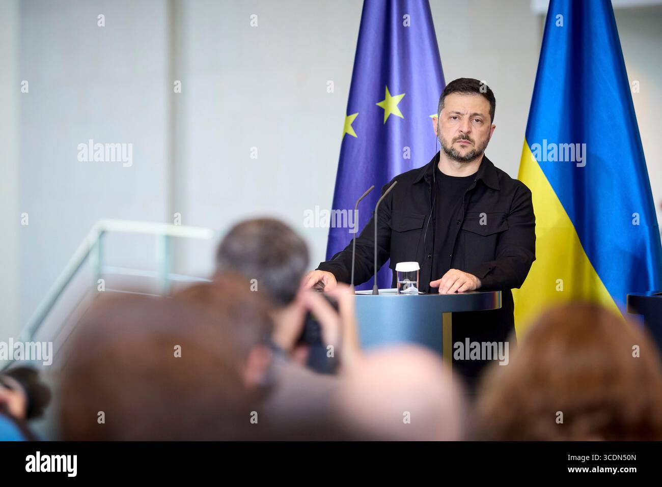 Berlin, Deutschland. August 2025. Der ukrainische Präsident Wolodymyr Zelenskyj hört eine Frage während einer gemeinsamen Pressekonferenz mit Bundeskanzler Friedrich Merz im Kanzleramt am 13. August 2025 in Berlin. Das Briefing folgte auf ein virtuelles Gipfeltreffen mit europäischen Staats- und Regierungschefs und US-Präsident Donald Trump. Quelle: Pool Photo/Ukrainische Präsidentenpresse/Alamy Live News Stockfoto