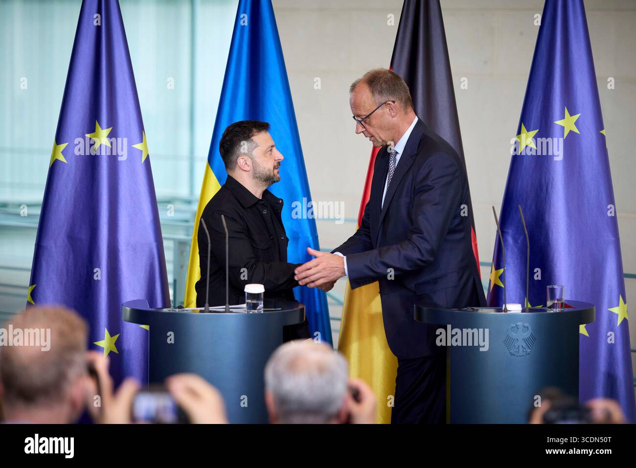 Berlin, Deutschland. August 2025. Der ukrainische Präsident Wolodymyr Zelenskyj (links) schüttelt nach einer gemeinsamen Pressekonferenz im Bundeskanzleramt am 13. August 2025 in Berlin die Hand mit dem deutschen Bundeskanzler Friedrich Merz (rechts). Das Briefing folgte auf ein virtuelles Gipfeltreffen mit europäischen Staats- und Regierungschefs und US-Präsident Donald Trump. Quelle: Pool Photo/Ukrainische Präsidentenpresse/Alamy Live News Stockfoto