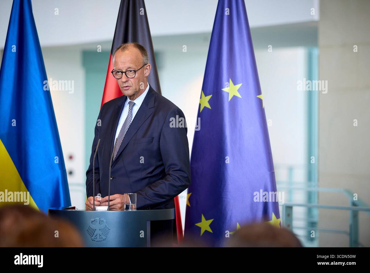 Berlin, Deutschland. August 2025. Bundeskanzler Friedrich Merz hört eine Frage während einer gemeinsamen Pressekonferenz mit dem ukrainischen Präsidenten Wolodymyr Zelenskyj im Kanzleramt am 13. August 2025 in Berlin. Das Briefing folgte auf ein virtuelles Gipfeltreffen mit europäischen Staats- und Regierungschefs und US-Präsident Donald Trump. Quelle: Pool Photo/Ukrainische Präsidentenpresse/Alamy Live News Stockfoto