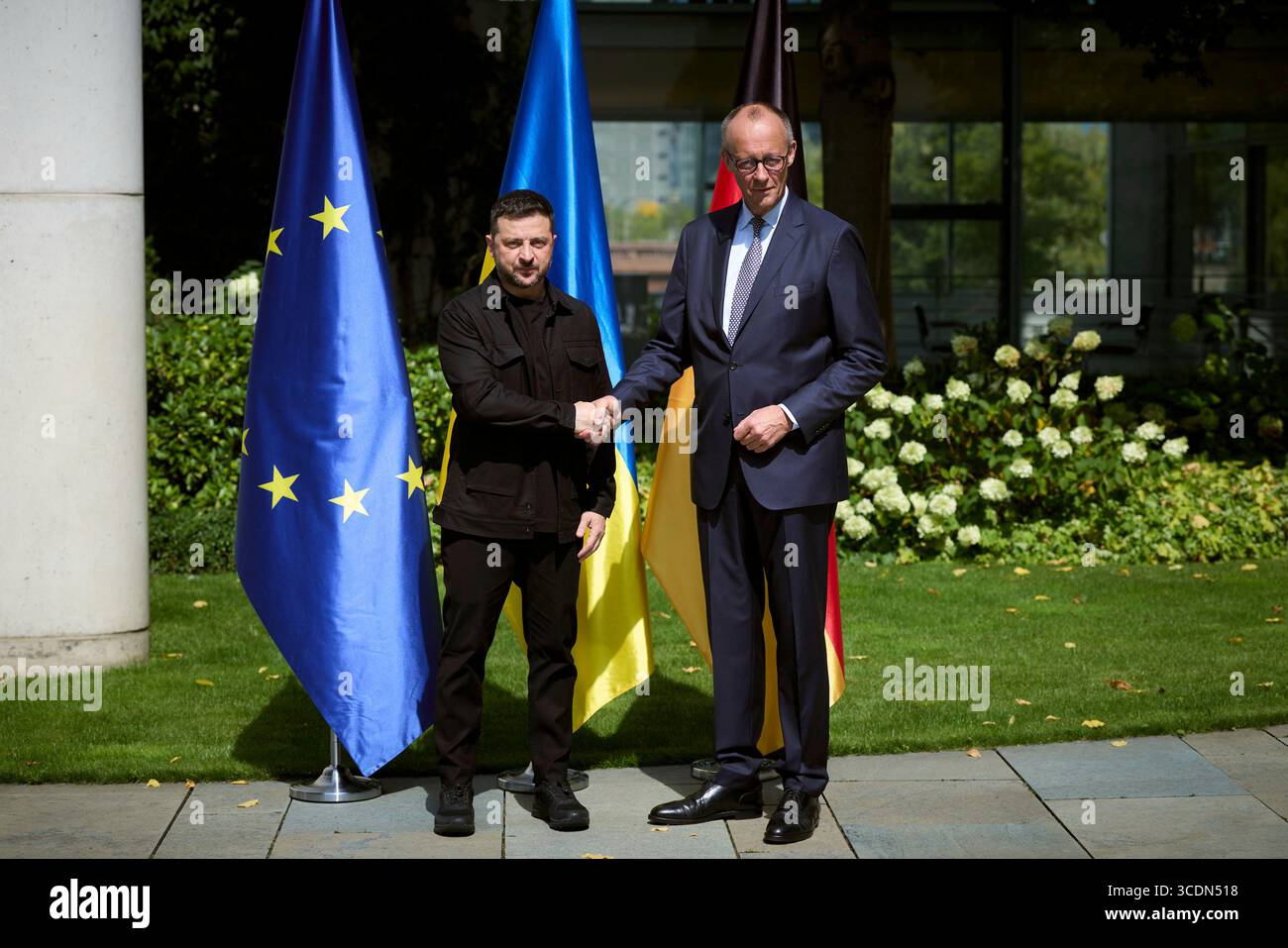 Berlin, Deutschland. August 2025. Der ukrainische Präsident Wolodymyr Zelenskyj, links, schüttelt bei der Ankunft im Bundeskanzleramt am 13. August 2025 in Berlin die Hand mit dem deutschen Bundeskanzler Friedrich Merz. Zelenskyy besucht ein virtuelles Gipfeltreffen mit europäischen Staats- und Regierungschefs und US-Präsident Donald Trump. Quelle: Pool Photo/Ukrainische Präsidentenpresse/Alamy Live News Stockfoto