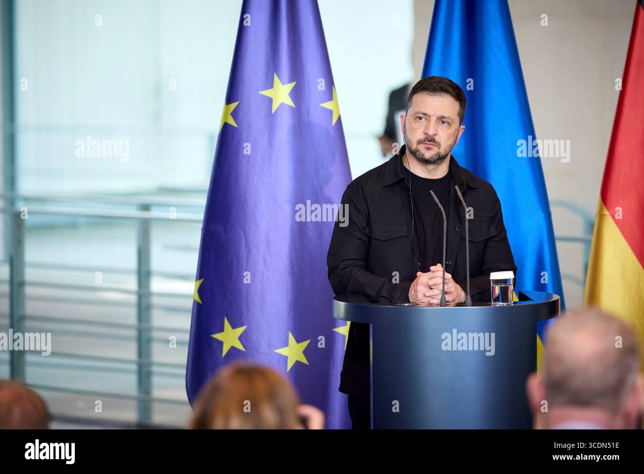 Berlin, Deutschland. August 2025. Der ukrainische Präsident Wolodymyr Zelenskyj hört eine Frage während einer gemeinsamen Pressekonferenz mit Bundeskanzler Friedrich Merz im Kanzleramt am 13. August 2025 in Berlin. Das Briefing folgte auf ein virtuelles Gipfeltreffen mit europäischen Staats- und Regierungschefs und US-Präsident Donald Trump. Quelle: Pool Photo/Ukrainische Präsidentenpresse/Alamy Live News Stockfoto