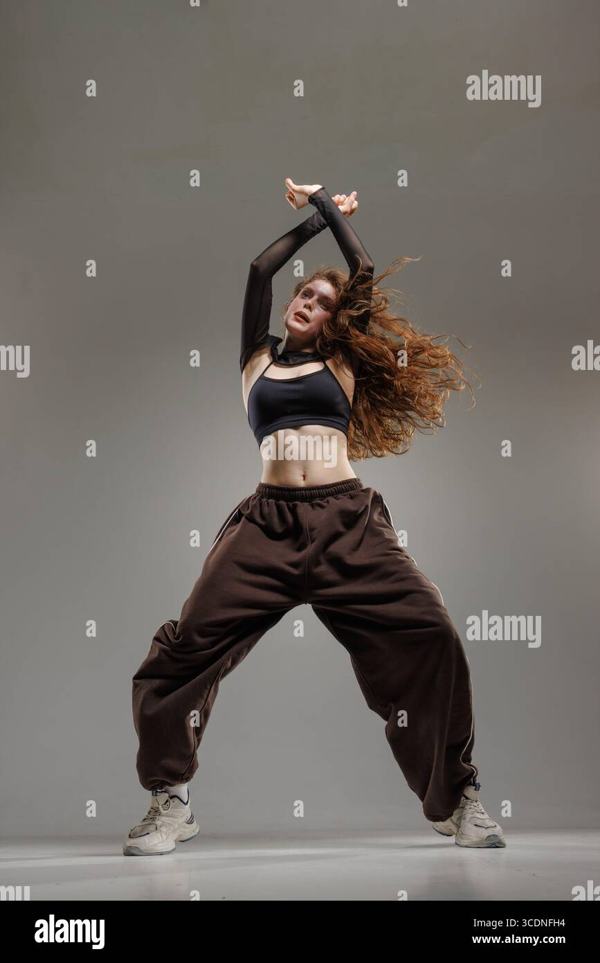 Modische junge Tänzerin, die energiegeladene Jazz-Funk-Choreografie mit Stärke, Stil und Einstellung vorführt. Stockfoto