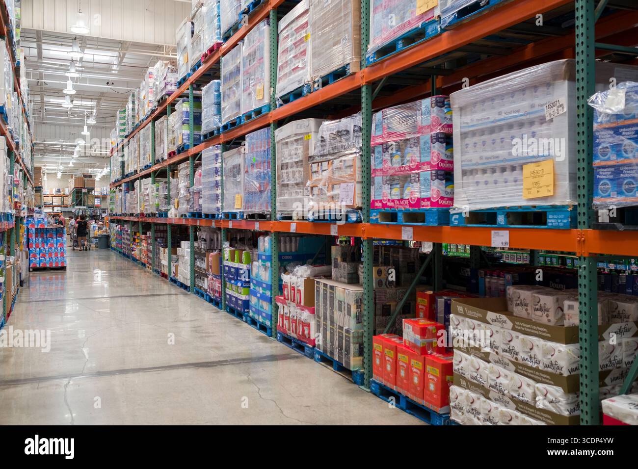 Gang zwischen Industrieregalen, die mit Paletten mit Konsumgütern gestapelt sind, im Costco Wholesale-Einzelhandelsgeschäft, Hawaii Kai, Hon Stockfoto