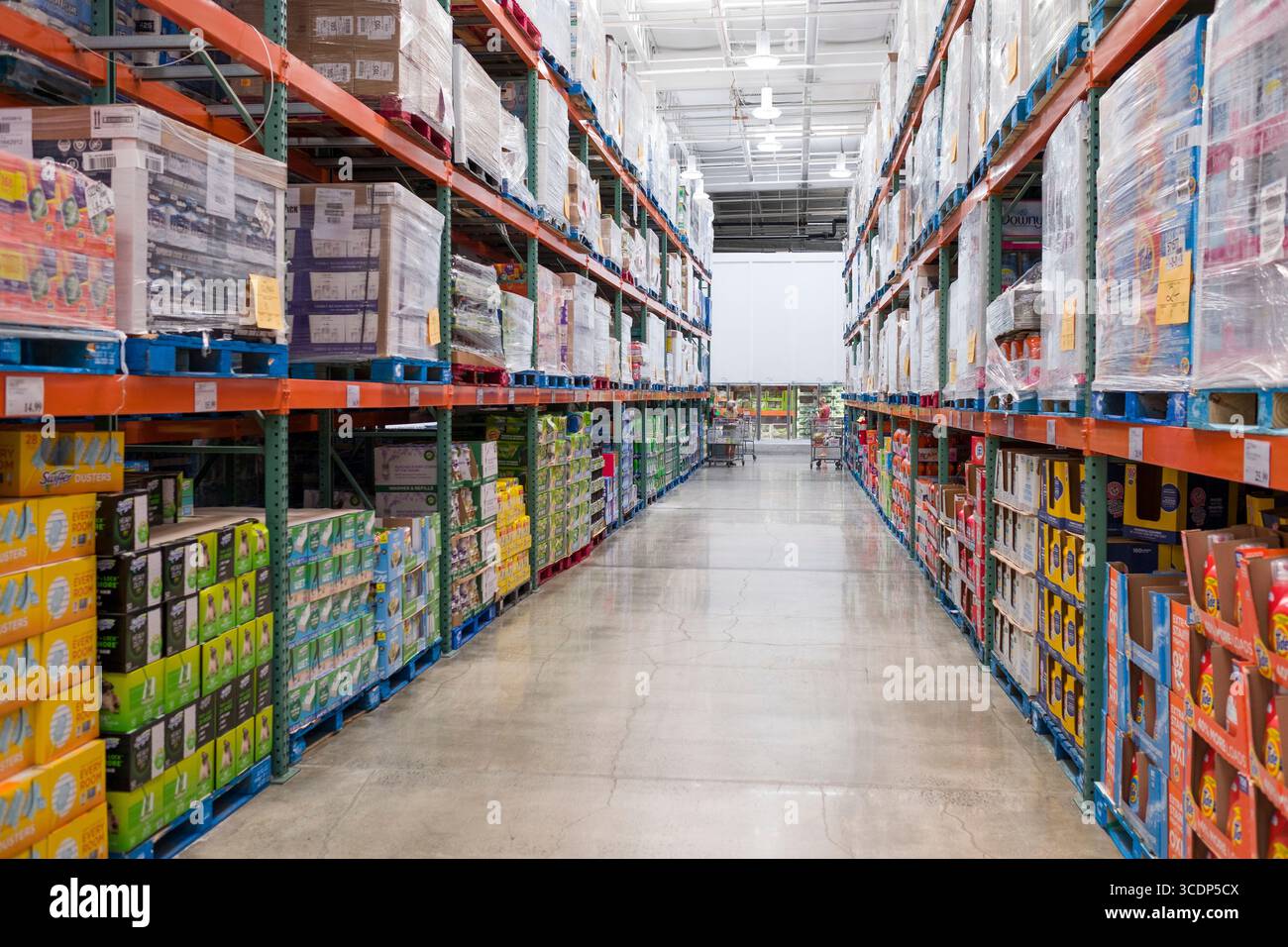 Gang zwischen Industrieregalen, die mit Paletten mit Konsumgütern gestapelt sind, im Costco Wholesale-Einzelhandelsgeschäft, Hawaii Kai, Hon Stockfoto