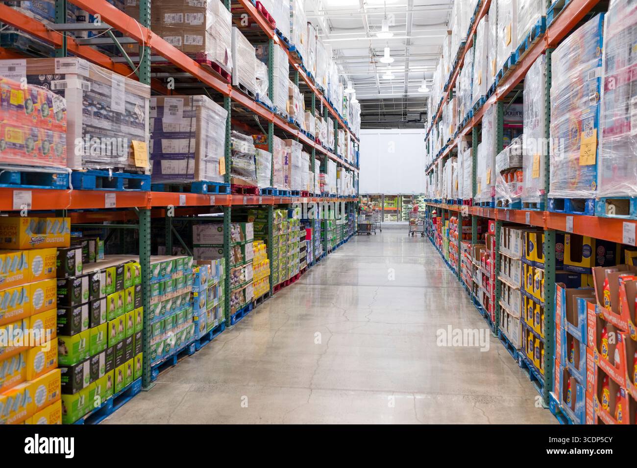 Gang zwischen Industrieregalen, die mit Paletten mit Konsumgütern gestapelt sind, im Costco Wholesale-Einzelhandelsgeschäft, Hawaii Kai, Hon Stockfoto
