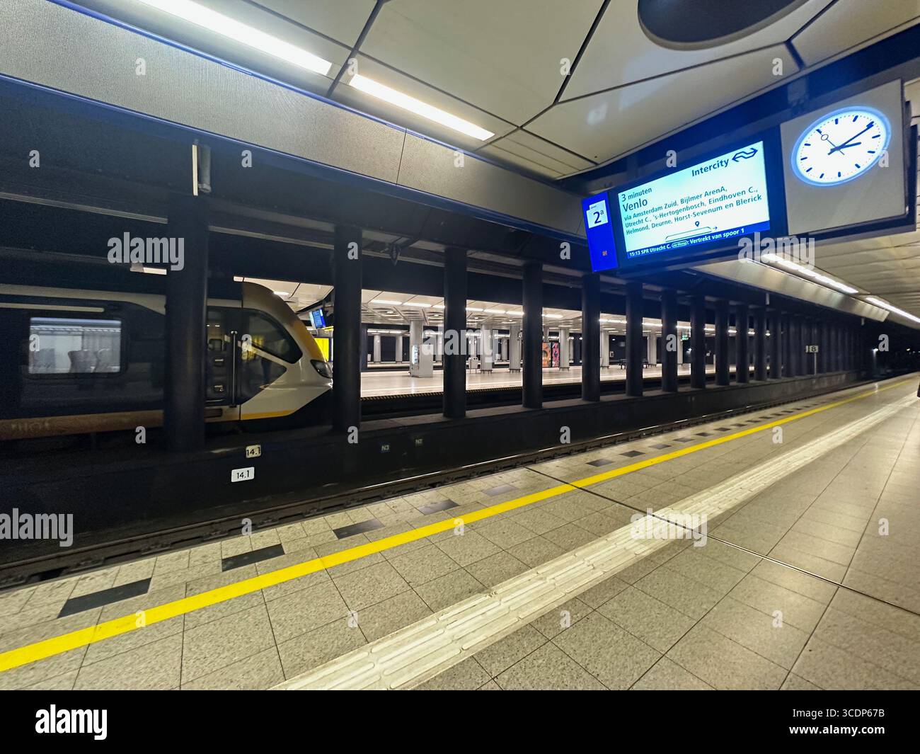 Amsterdam Schiphol Bahnhof - Smartphone-aufgenommenes Stockfoto