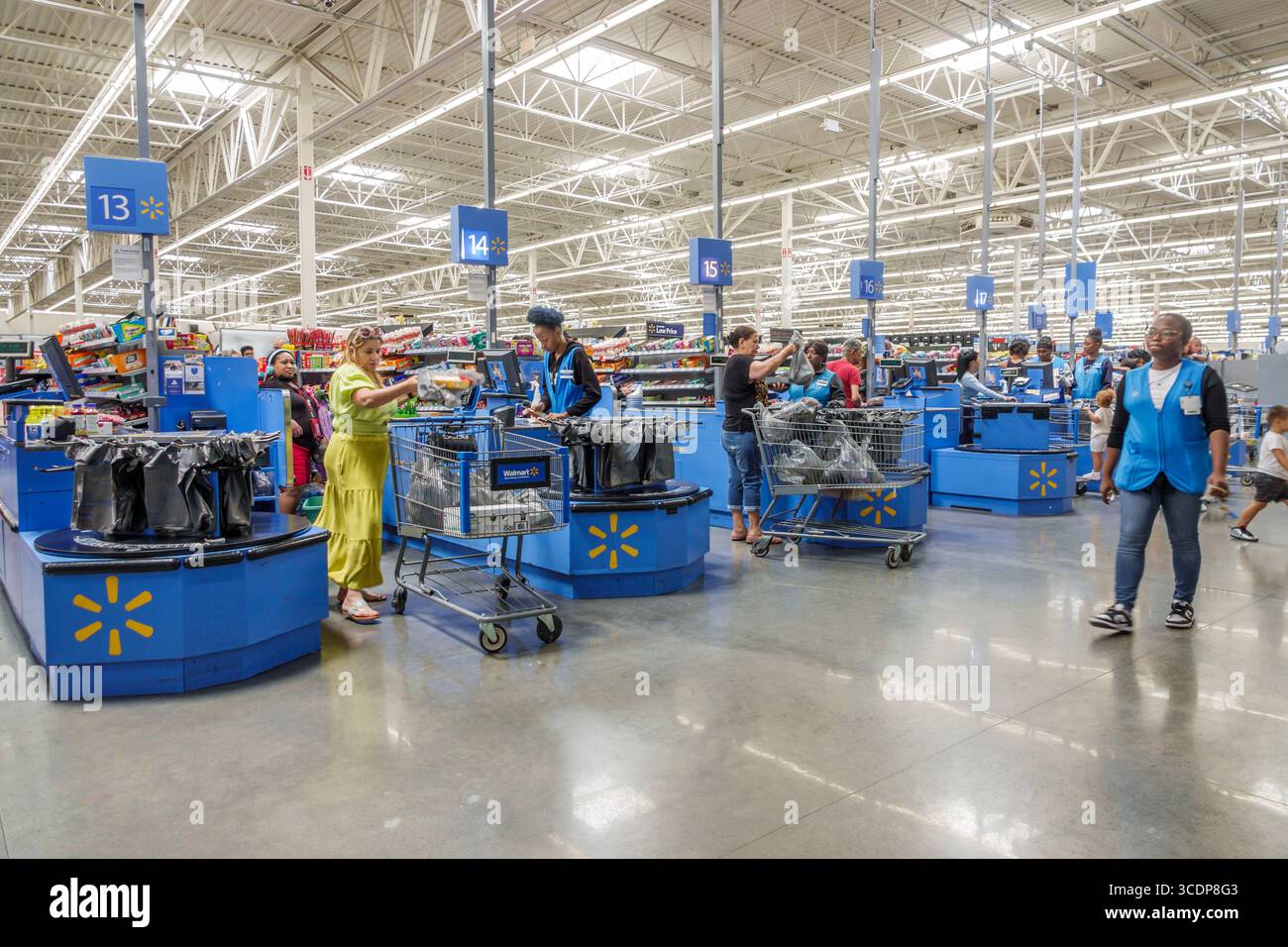 Miami Florida, NW 79th Street, Walmart Big-Box, Discount Kaufhaus Shopping, Warteschlangen an der Kasse, schwarz afrikanische Frauen Kassierer Angestellte, EM Stockfoto