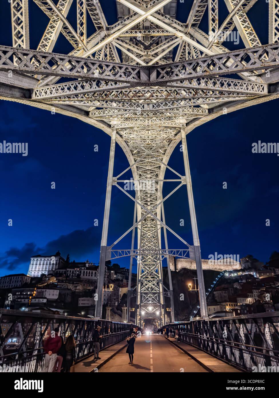 Ponte Luis I über den Rio Douro in Porto, Portugal, nachts. Stockfoto