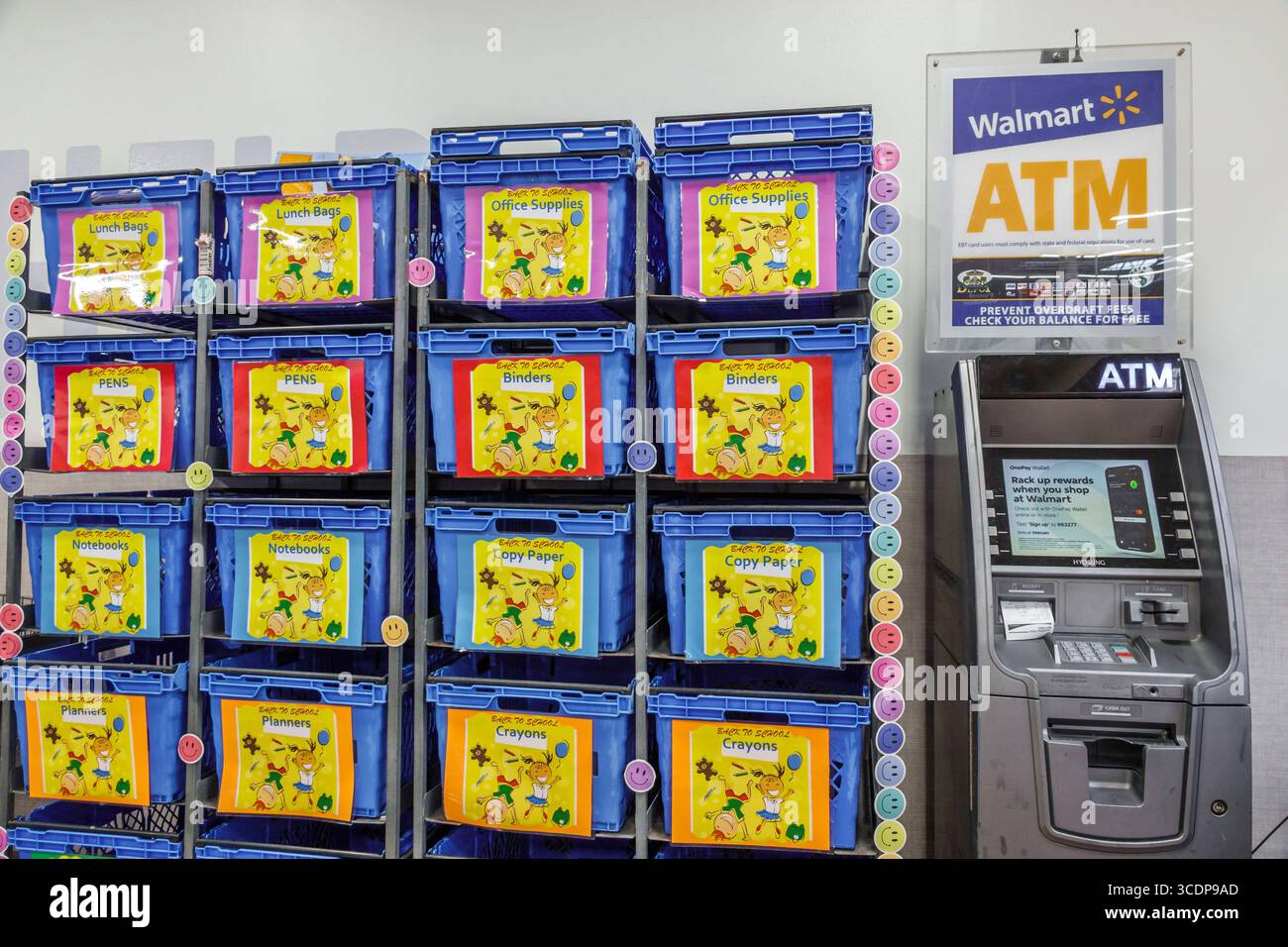 North Miami Beach Florida, Walmart Supercenter, Big-Box Kaufhaus Shopping, Inneneinrichtung, Walmart Geldautomat Hyosung Marke, zurück zur Schule Stockfoto