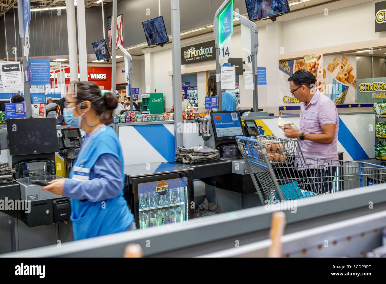 North Miami Beach Florida, Walmart Supercenter, große Kaufhäuser, Inneneinrichtung, Self-Service Checkout Scan & Go, männlicher Erwachsener Hispani Stockfoto