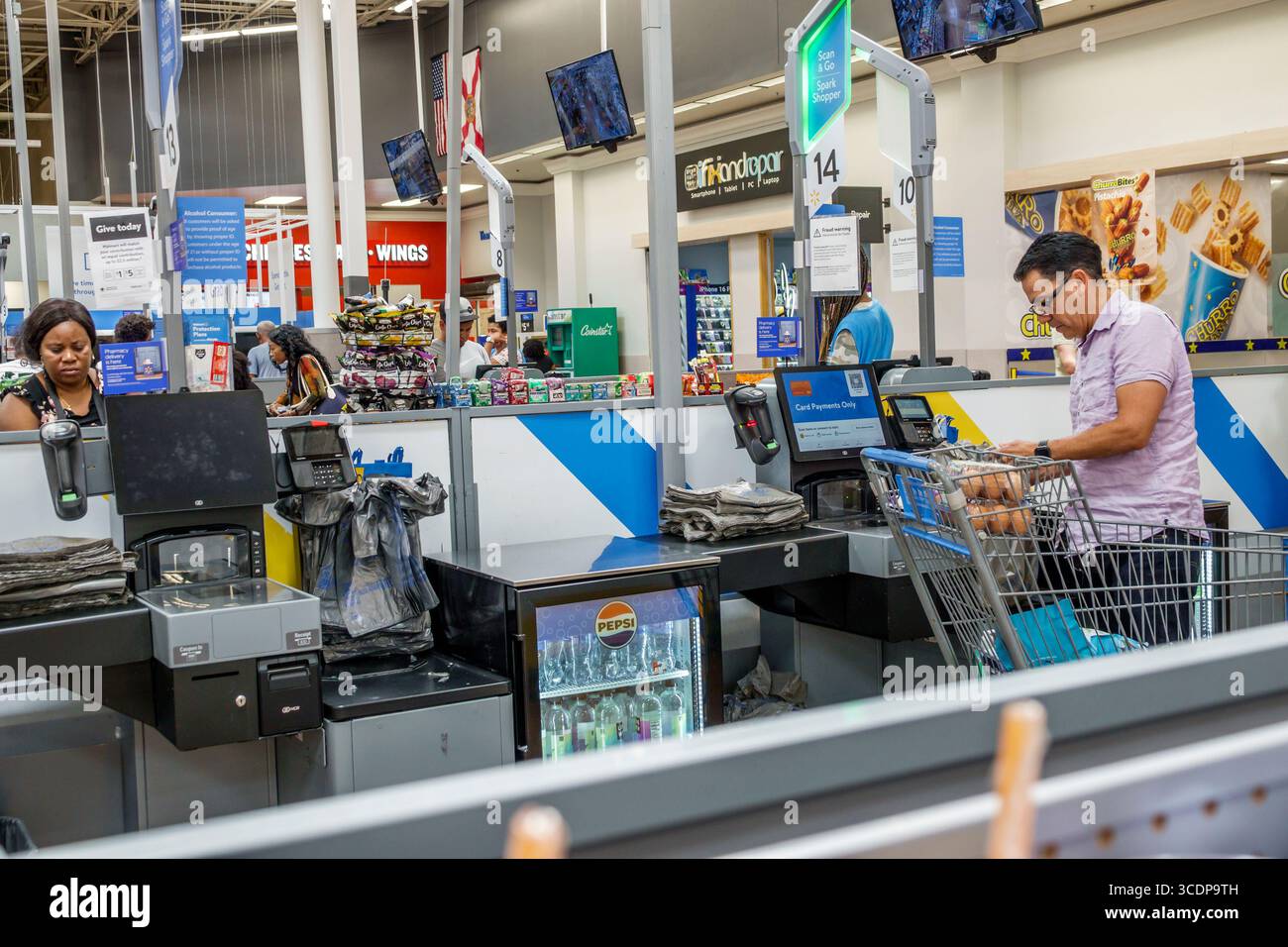 North Miami Beach Florida, Walmart Supercenter, große Kaufhäuser, Inneneinrichtung, Self-Service Checkout Scan & Go, männlicher Erwachsener Hispani Stockfoto