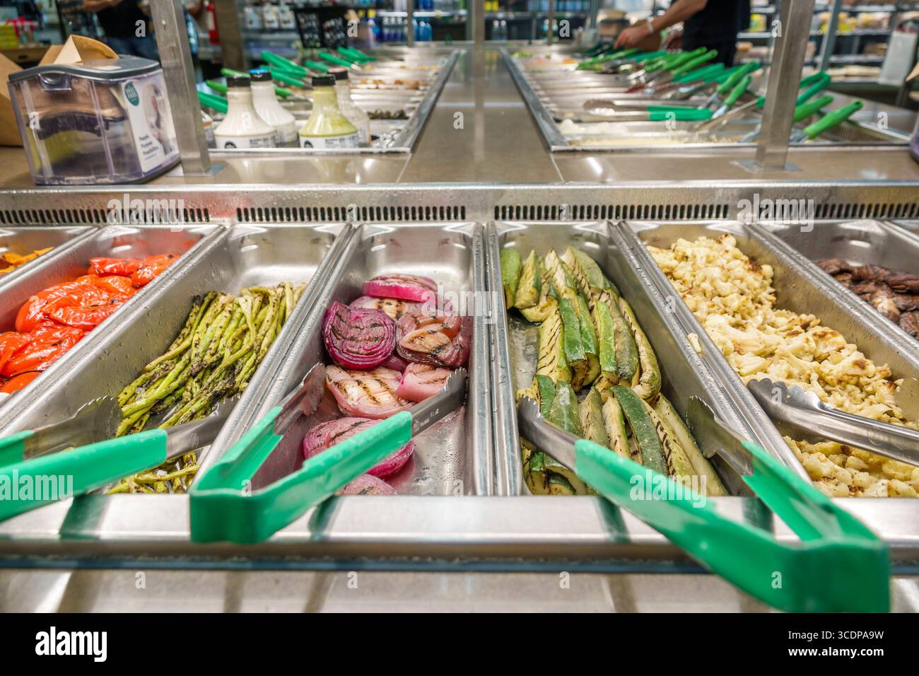 North Miami Florida, Biscayne Boulevard, Whole Foods Market, Lebensmittelgeschäft, Inneneinrichtung, warme und kalte Salatbar, gegrilltes Gemüse, geröstet Stockfoto