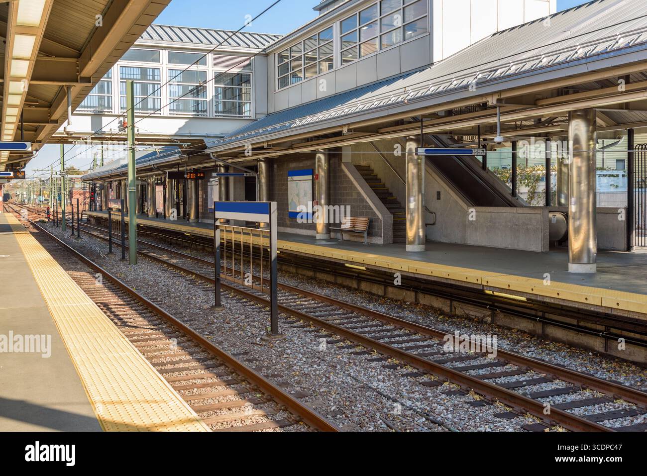 Verlassene überirdische U-Bahn-Station an einem sonnigen Herbsttag Stockfoto