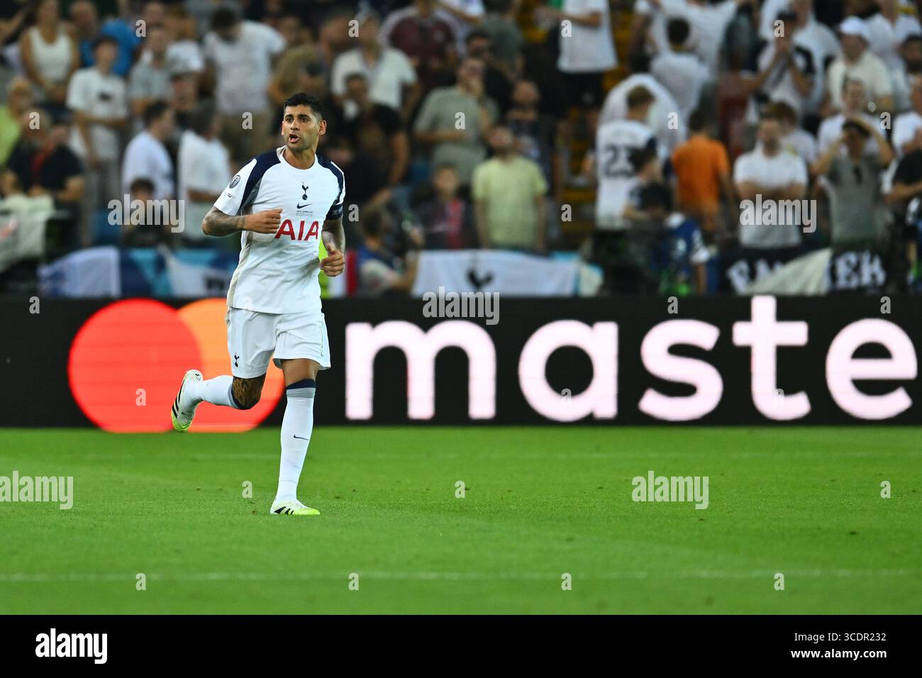 Udine, Italien. August 2025. Cristian Romero von Tottenham Hotspur F.C. feiert, nachdem er beim Spiel des UEFA Super Cup 2025 zwischen Paris Saint-Germain F.C. und Tottenham Hotspur F.C. am 13. August 2025 im Friaul-Stadion in Udine (Italien) das Tor von 0-2 erzielte. Quelle: Unabhängige Fotoagentur/Alamy Live News Stockfoto