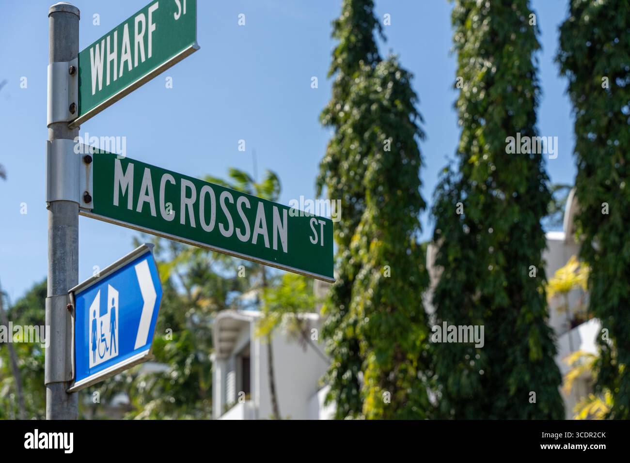 Das Schild Macrossan Street in Port Douglas, North Queensland, Australien Stockfoto