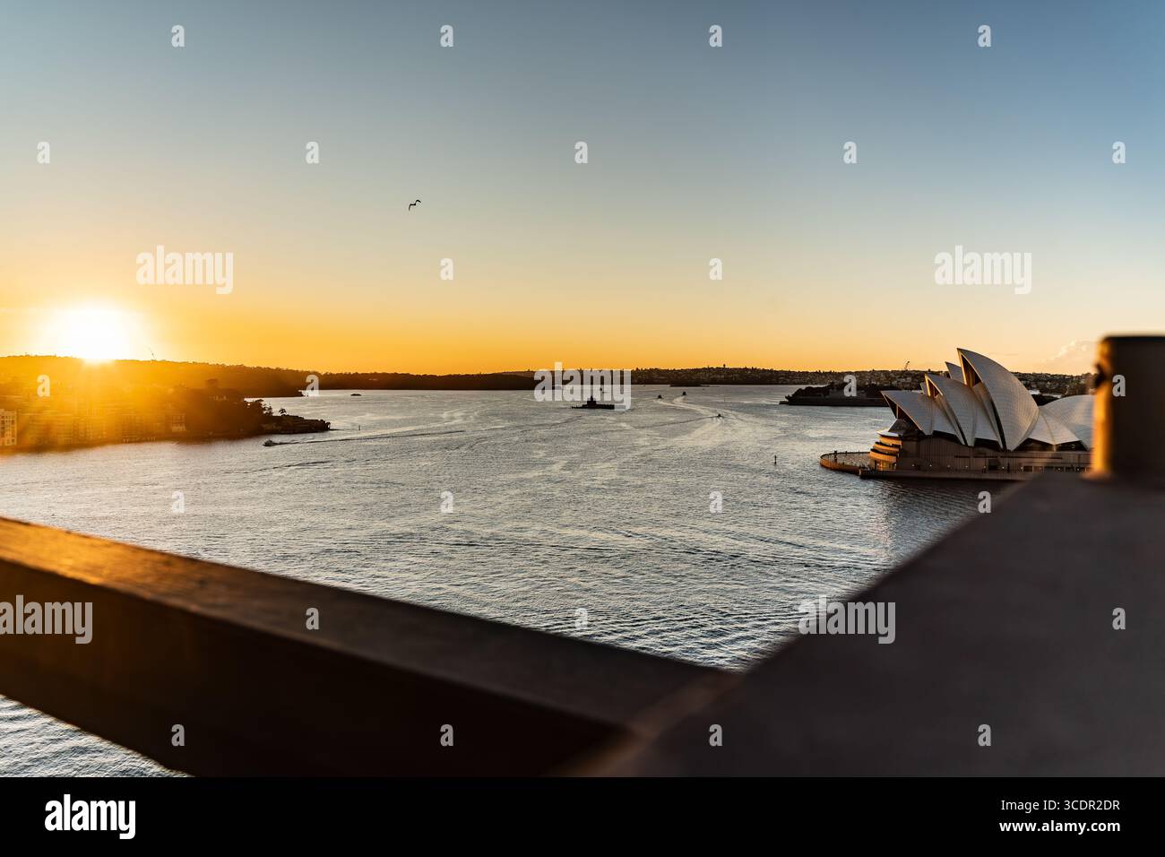 Sonnenaufgang an der Sydney Harbour Bridge an einem warmen Wintermorgen Stockfoto
