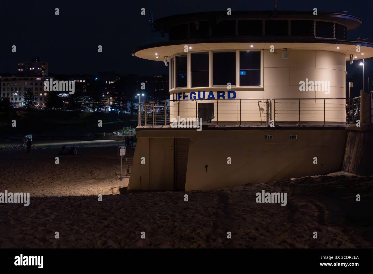 Die Rettungswache am Bondi Beach, Sydney nach Einbruch der Dunkelheit Stockfoto
