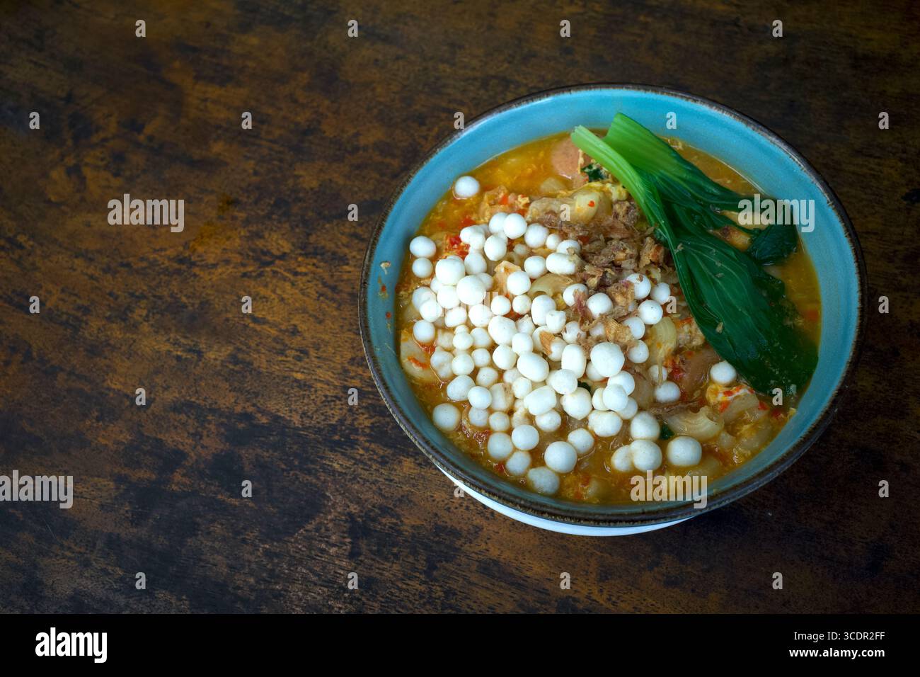 Seblak, ein sundanisches Essen, speziell aus Bandung, West-Java, Indonesien, mit einem herzhaften und scharfen Geschmack. Stockfoto