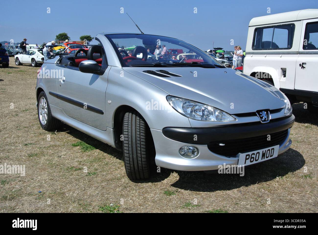 Ein 2003er Peugeot 206 Cabriolet, das auf der Exmouth Oldtimer-Ausstellung in Devon, England, Großbritannien, geparkt wurde. Stockfoto