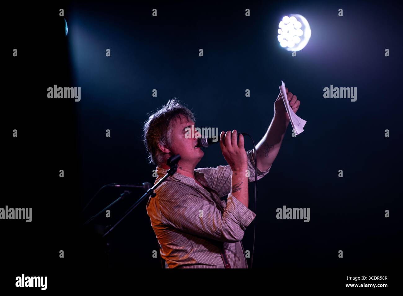 Edinburgh, Großbritannien. August 2025. Peter Doherty hat sein lebenslanges Ziel erfüllt, Poesie beim Edinburgh Fringe Festival aufzuführen. Am Höhepunkt seiner fast ausverkauften 2-Nächte-Residenz in La Belle Angele las er aus seiner eigenen Sammlung. The Night enthielt ein Set mit Solomaterial und Songs aus seiner Karriere bei den Libertines und Babyshambles. Der Sänger, der in Zahnspangen und Trilby glänzte, überraschte die Fans mit 15 Minuten früher. Er sagte, es sei ein 30-jähriger Traum gewesen, am Fringe aufzutreten, und sogar ein Jahr, bevor er aus dem Zug geworfen wurde, weil er kein Ticket hatte Stockfoto