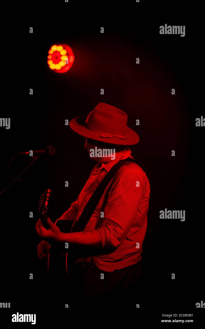 Edinburgh, Großbritannien. August 2025. Peter Doherty hat sein lebenslanges Ziel erfüllt, Poesie beim Edinburgh Fringe Festival aufzuführen. Am Höhepunkt seiner fast ausverkauften 2-Nächte-Residenz in La Belle Angele las er aus seiner eigenen Sammlung. The Night enthielt ein Set mit Solomaterial und Songs aus seiner Karriere bei den Libertines und Babyshambles. Der Sänger, der in Zahnspangen und Trilby glänzte, überraschte die Fans mit 15 Minuten früher. Er sagte, es sei ein 30-jähriger Traum gewesen, am Fringe aufzutreten, und sogar ein Jahr, bevor er aus dem Zug geworfen wurde, weil er kein Ticket hatte Stockfoto