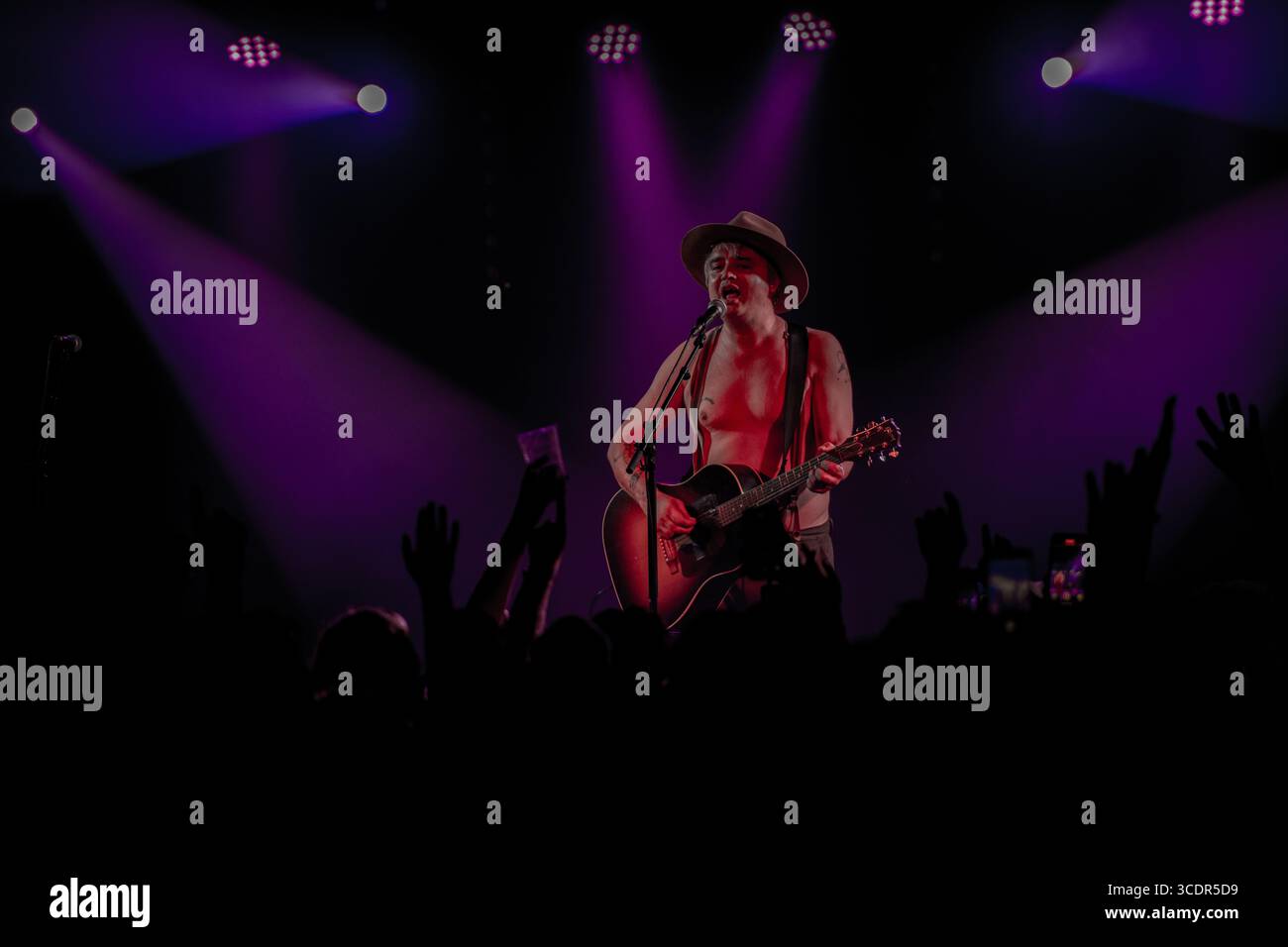 Edinburgh, Großbritannien. August 2025. Peter Doherty hat sein lebenslanges Ziel erfüllt, Poesie beim Edinburgh Fringe Festival aufzuführen. Am Höhepunkt seiner fast ausverkauften 2-Nächte-Residenz in La Belle Angele las er aus seiner eigenen Sammlung. The Night enthielt ein Set mit Solomaterial und Songs aus seiner Karriere bei den Libertines und Babyshambles. Der Sänger, der in Zahnspangen und Trilby glänzte, überraschte die Fans mit 15 Minuten früher. Er sagte, es sei ein 30-jähriger Traum gewesen, am Fringe aufzutreten, und sogar ein Jahr, bevor er aus dem Zug geworfen wurde, weil er kein Ticket hatte Stockfoto