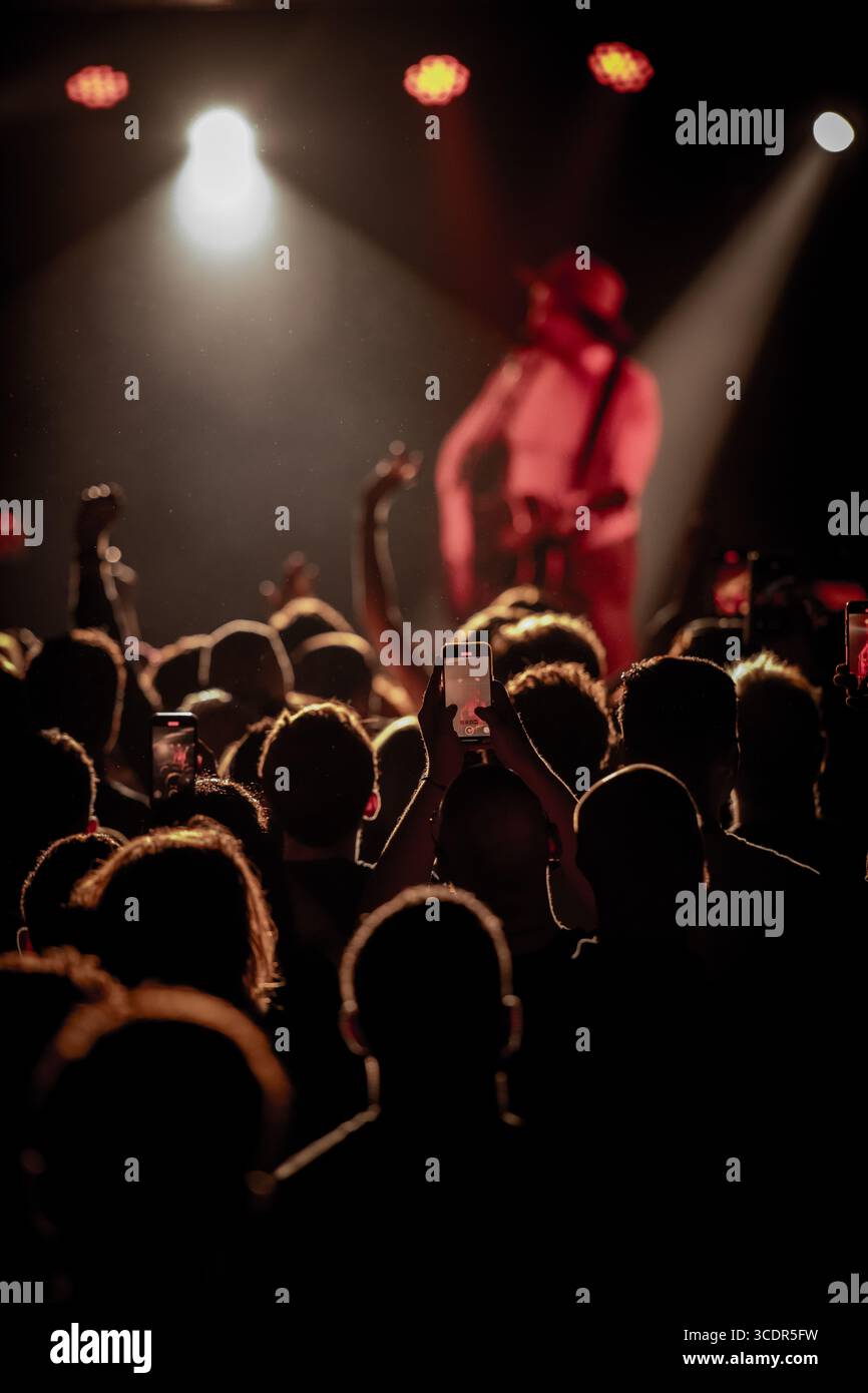 Edinburgh, Großbritannien. August 2025. Peter Doherty hat sein lebenslanges Ziel erfüllt, Poesie beim Edinburgh Fringe Festival aufzuführen. Am Höhepunkt seiner fast ausverkauften 2-Nächte-Residenz in La Belle Angele las er aus seiner eigenen Sammlung. The Night enthielt ein Set mit Solomaterial und Songs aus seiner Karriere bei den Libertines und Babyshambles. Der Sänger, der in Zahnspangen und Trilby glänzte, überraschte die Fans mit 15 Minuten früher. Er sagte, es sei ein 30-jähriger Traum gewesen, am Fringe aufzutreten, und sogar ein Jahr, bevor er aus dem Zug geworfen wurde, weil er kein Ticket hatte Stockfoto