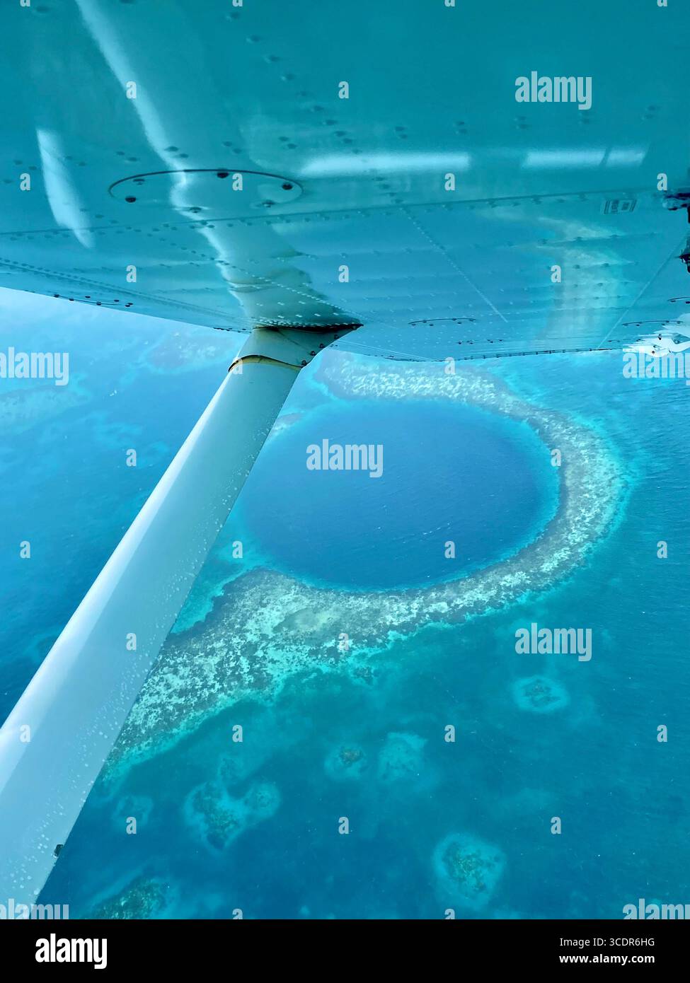 Aus der Vogelperspektive von einem kleinen Flugzeug, das über das Great Blue Hole im Atlantik fliegt, Belize, Mittelamerika Stockfoto