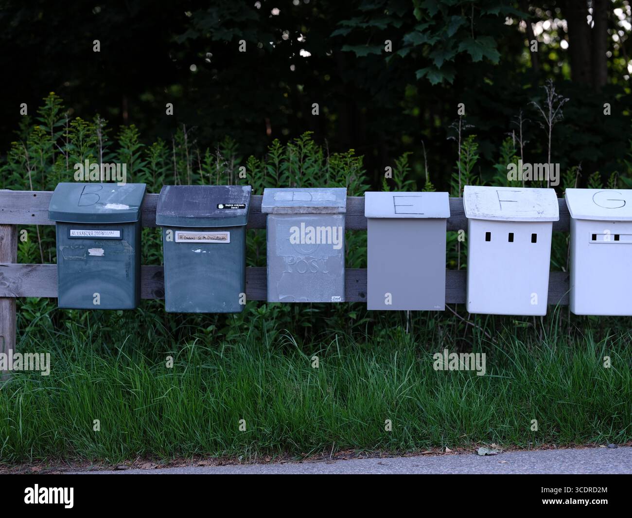 Skånes-Fagerhult, Skåne, Schweden. Juli 2025. Zeile der Postfächer. Stockfoto