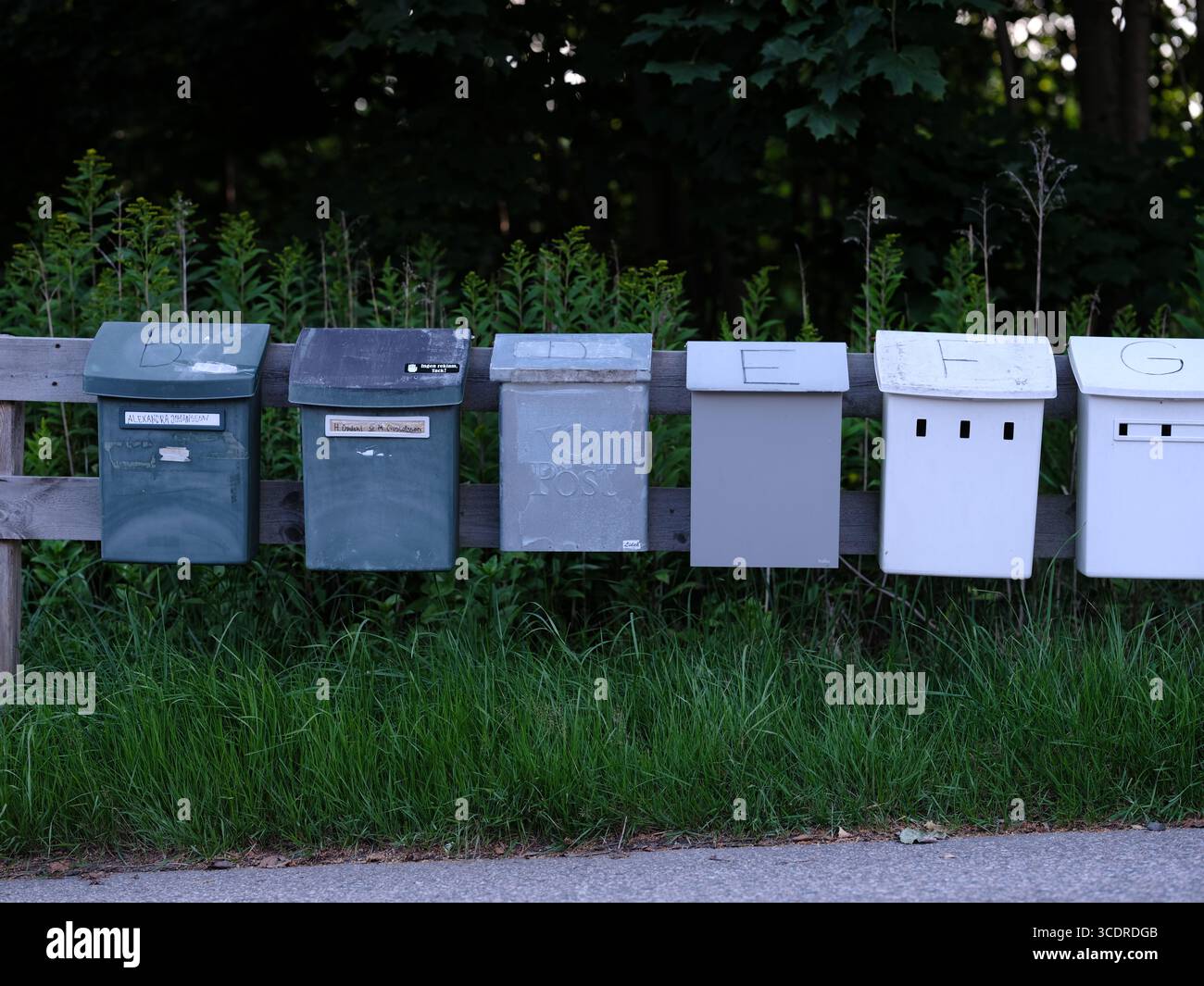 Skånes-Fagerhult, Skåne, Schweden. Juli 2025. Zeile der Postfächer. Stockfoto
