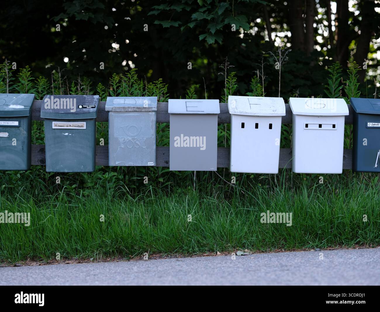 Skånes-Fagerhult, Skåne, Schweden. Juli 2025. Zeile der Postfächer. Stockfoto