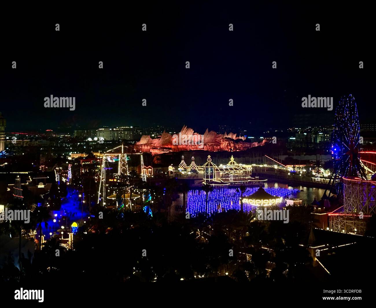 Aus der Vogelperspektive des Disney California Adventure Resorts aus dem Pixar Place Hotel - Smartphone-aufgenommenes Stockfoto